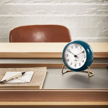 Relógio de mesa AJ Station azul petróleo - azul petróleo  - Arne Jacobsen Clocks