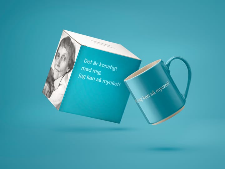 Caneca Astrid Lindgren 'Det är konstigt med mig…' - Texto em sueco - Design House Stockholm