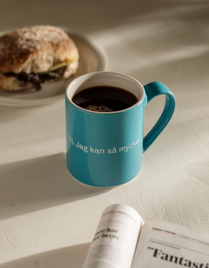 Caneca Astrid Lindgren 'Det är konstigt med mig…' - Texto em sueco - Design House Stockholm