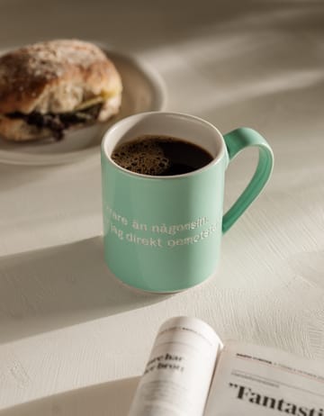 Caneca Astrid Lindgren, I am frecklier… - verde-sueco - Design House Stockholm