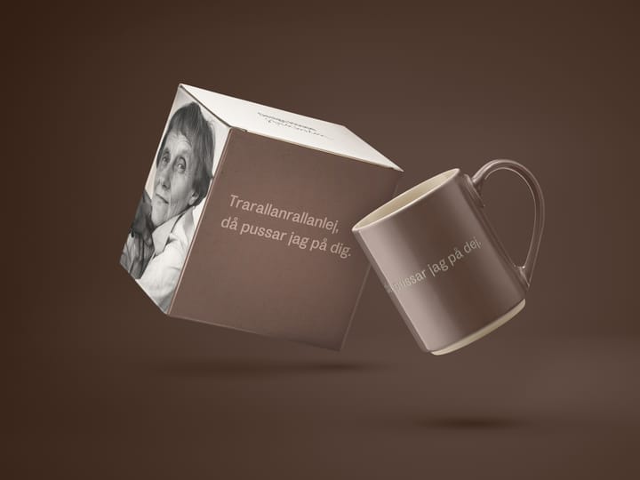 Caneca Astrid Lindgren. Trarallanrallanlej - Texto em sueco  - Design House Stockholm