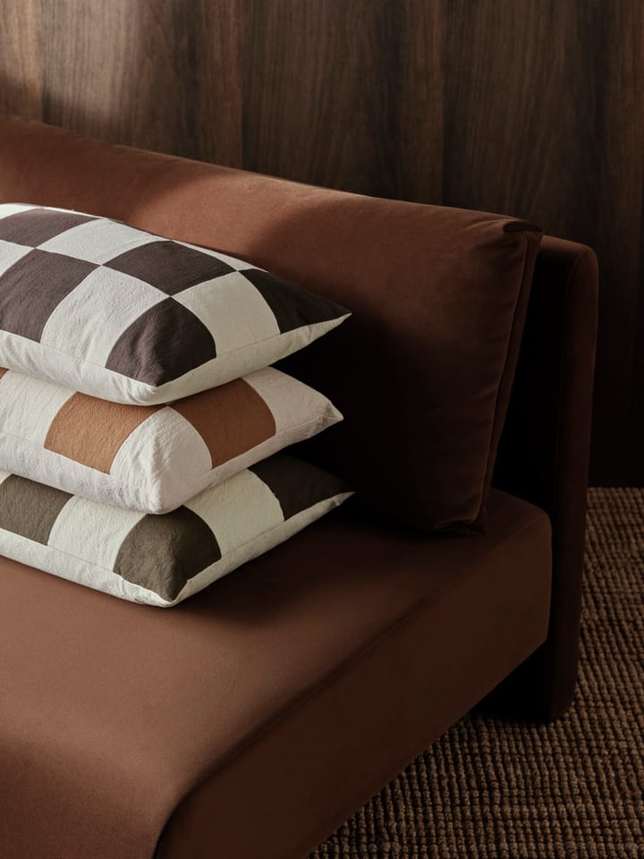 Capa de almofada Fold patchwork 40x60 cm - Coffee-undyed - ferm LIVING