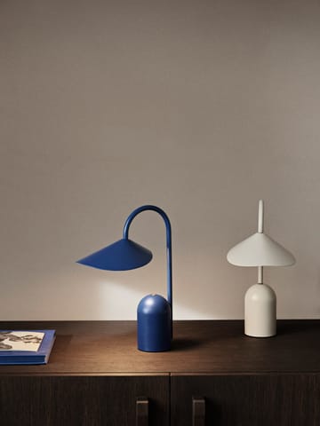 Lâmpada portátil Arum - Bright Blue - ferm LIVING