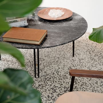 Mesa de centro IOI - mármore carrara branca, Ø100, suporte preto - GUBI