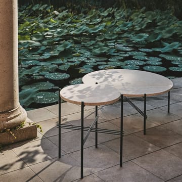 Mesa de jantar TS Outdoor - Natural white, suporte preto, travertino - GUBI