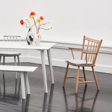 Cadeira com braços J42 - White lacquered beech - HAY