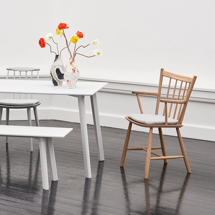 Cadeira com braços J42, White lacquered beech HAY