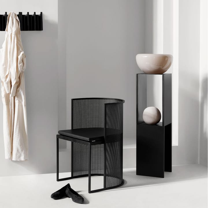 Mesa de apoio Pedestal, Preto  Kristina Dam Studio