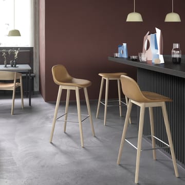 Banco de bar com encosto Fiber 75 cm - Preto couro-pernas pretas - Muuto