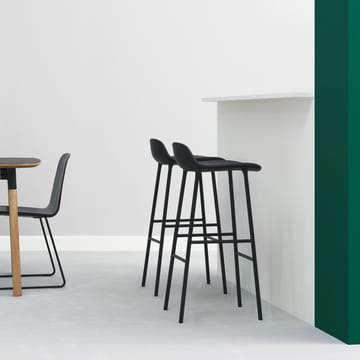 Banco elevado Form com pernas de metal 75 cm - Preto - Normann Copenhagen