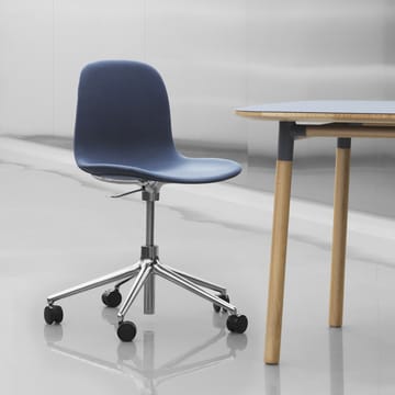 Cadeira de escritório Form chair swivel 5W - azul, alumínio preto, rodas - Normann Copenhagen