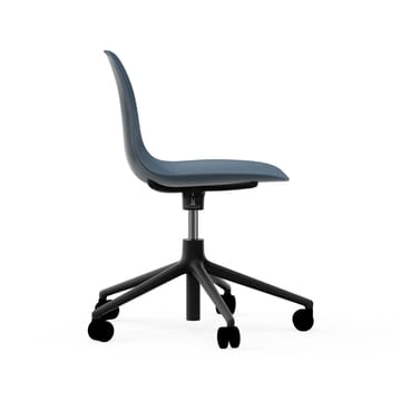 Cadeira de escritório Form chair swivel 5W - azul, alumínio preto, rodas - Normann Copenhagen