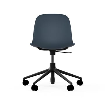 Cadeira de escritório Form chair swivel 5W - azul, alumínio preto, rodas - Normann Copenhagen