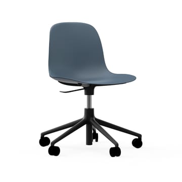 Cadeira de escritório Form chair swivel 5W - azul, alumínio preto, rodas - Normann Copenhagen