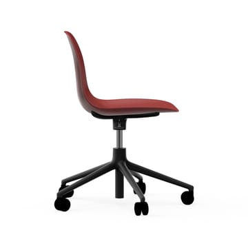 Cadeira de escritório Form chair swivel 5W - vermelho, alumínio preto, rodas  - Normann Copenhagen