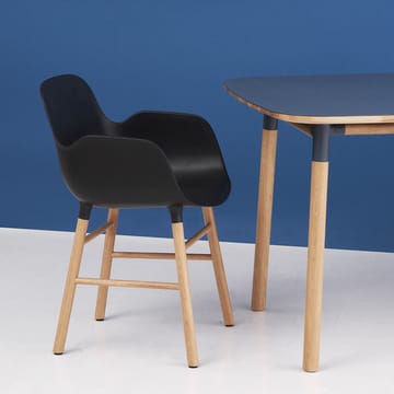 Cadeira Form - azul, pernas carvalho - Normann Copenhagen