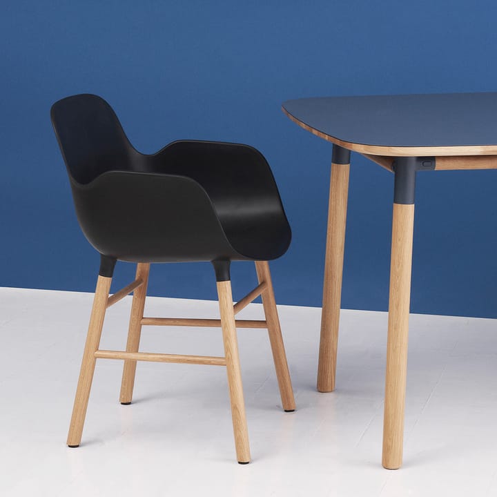 Cadeira Form, azul, pernas carvalho Normann Copenhagen