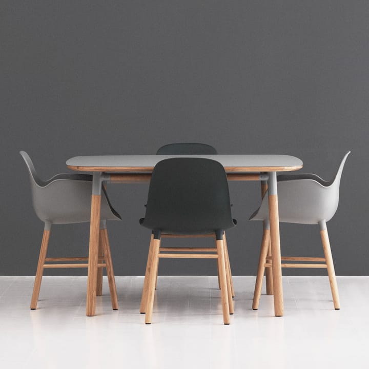 Cadeira Form, branco, pernas carvalho Normann Copenhagen