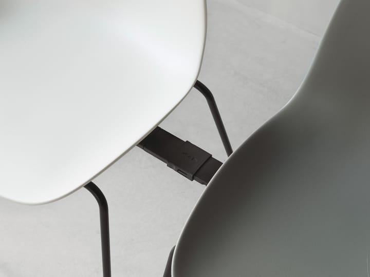 Form Chair cadeira empilhável com pés pretos, 2 peças, Branco Normann Copenhagen