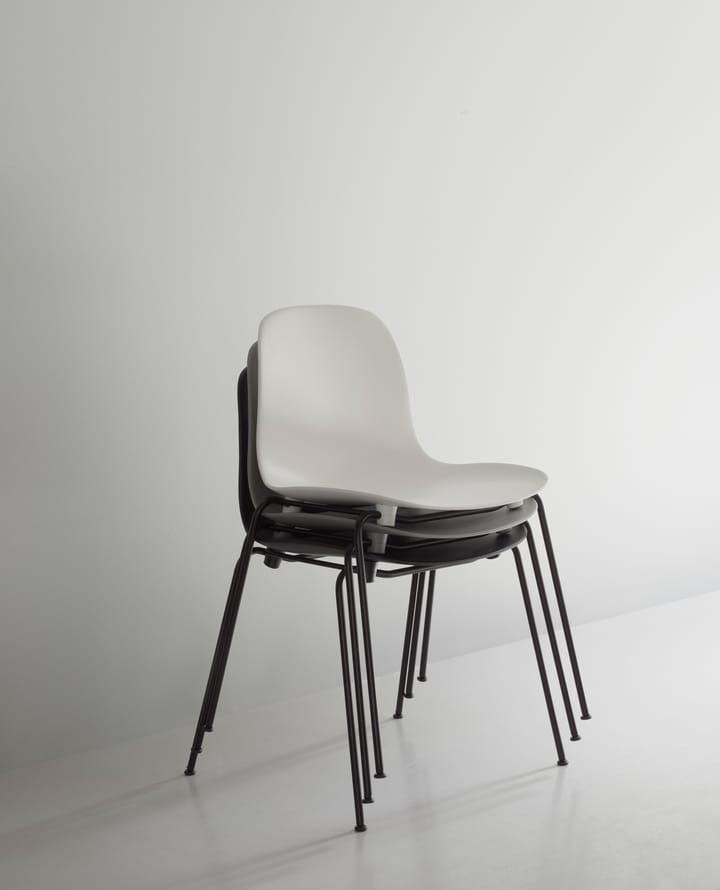 Form Chair cadeira empilhável com pés pretos, 2 peças, Branco Normann Copenhagen