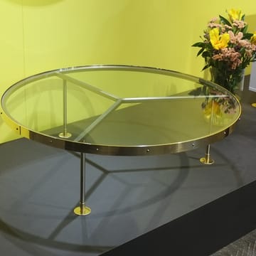 Mesa de centro 14 - vidro, estrutura de aço lacado, placa latão  - Scherlin