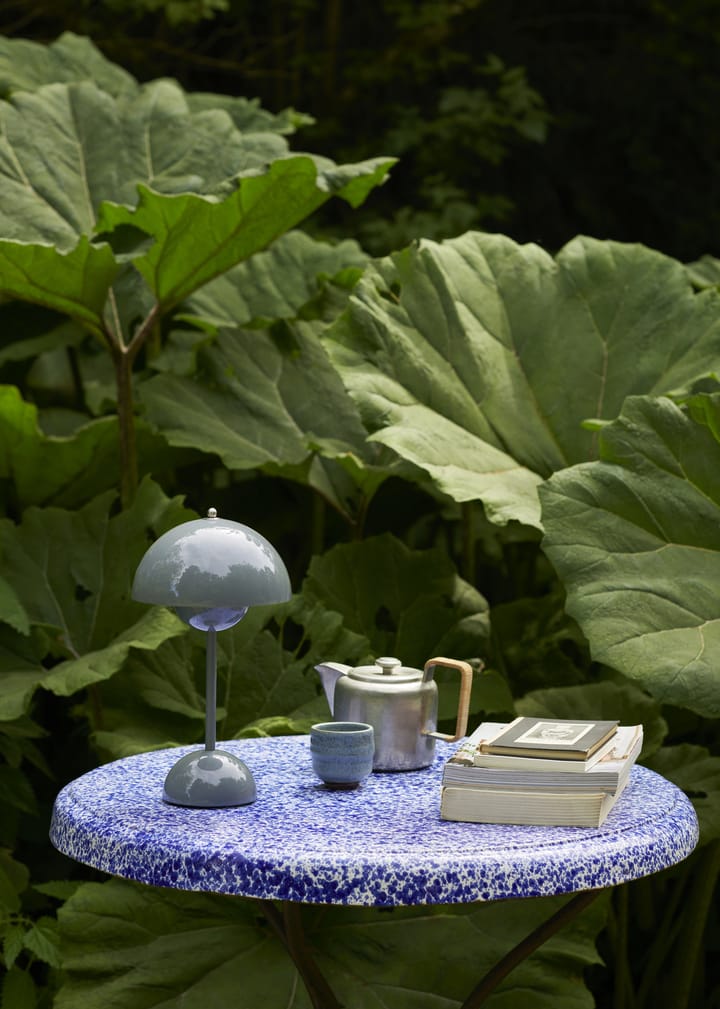 Candeeiro de mesa portátil Flowerpot VP9, Stone blue &Tradition