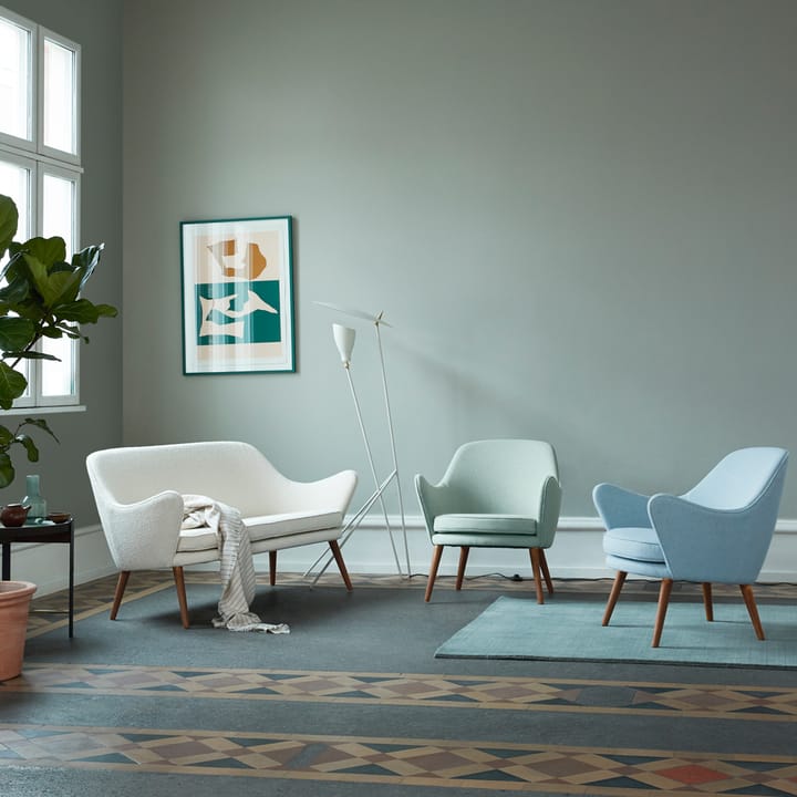 Cadeira lounge Dwell  - Tecido Cinzento Minty/ azul leve merit 014/rewool 768, pernas em carvalho fumado - Warm Nordic