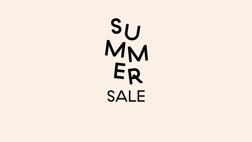 Texto "SUMMER SALE", com "SUMMER" empilhado verticalmente e inclinado, e "SALE" abaixo.